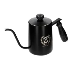 Τσαγιέρα Barista Space με χωνευτό στόμιο χωρητικότητας 600 ml σε κομψό μαύρο χρώμα. Τσαγιέρα Barista Space με χωνευτό στόμιο χωρητικότητας 600 ml σε κομψό μαύρο χρώμα.