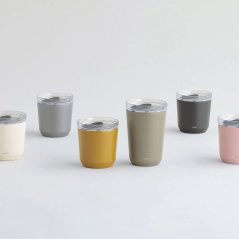 Termos pohár Kinto To Go Tumbler ezüst színben, 240 ml űrtartalommal, tartós kopolészterből készült, ideális utazáshoz.