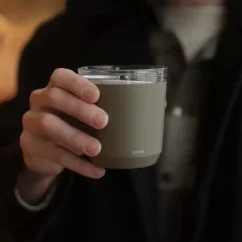 Khaki Thermobecher Kinto To Go Tumbler mit einem Volumen von 240 ml.