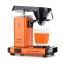 Moccamaster Cup One od Technivorm v oranžovej farbe, vyrobený z plastu, určený na domáce prekvapkávanie kávy.