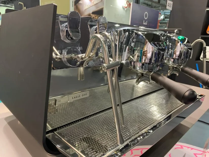 Profesionálny pákový kávovar Victoria Arduino Eagle One 2GR vo čiernej farbe, ideálny pre kaviarne a reštaurácie.