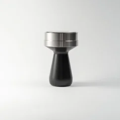 Tamper manual para café de 58,4 mm na elegante cor preta.