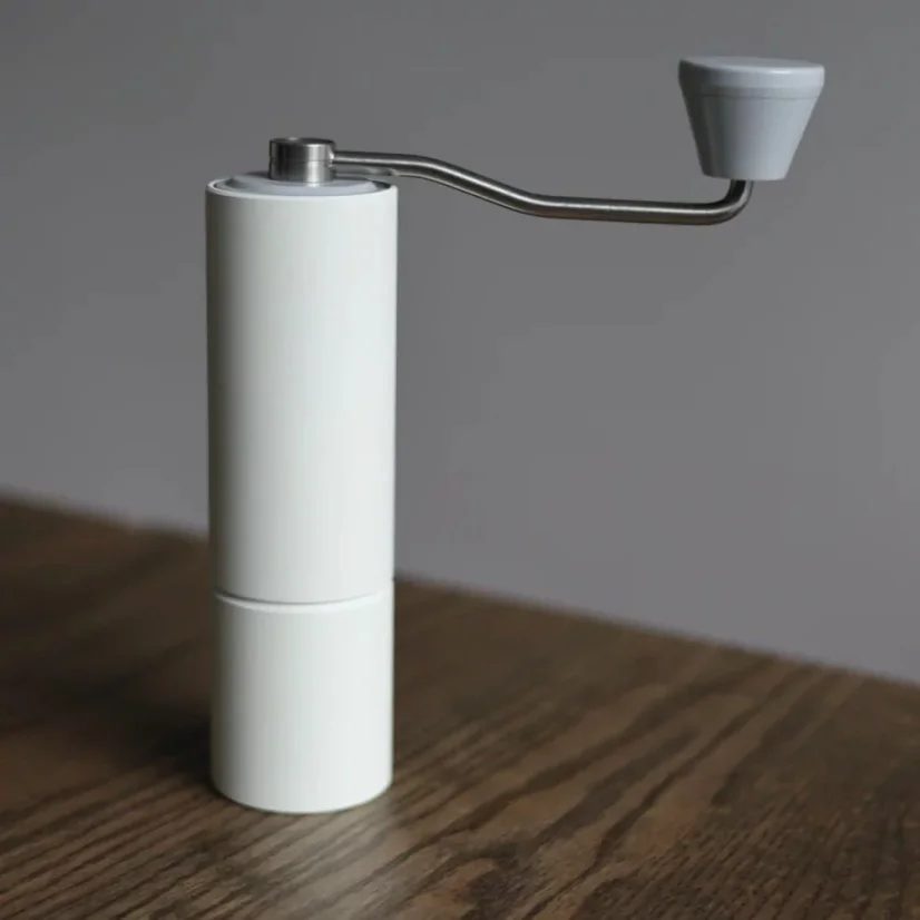 Biely mlynček Timemore Chestnut C2 Max pre ručné mletie kávy.