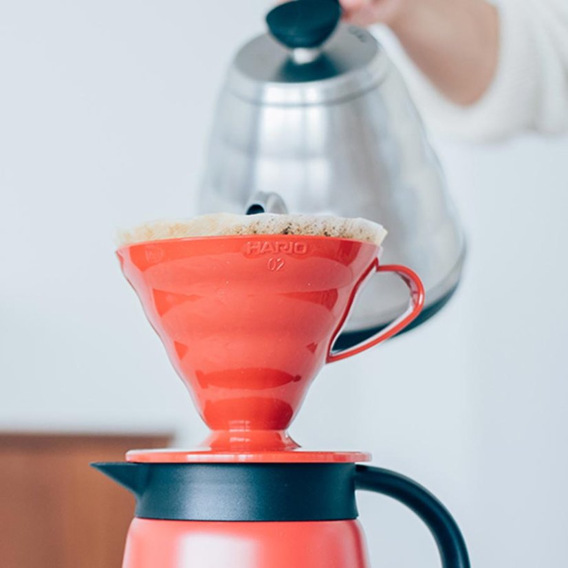 Préparation du café dans un filtre en plastique Hario V60-02.