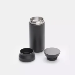 Čierny cestovný termohrnček Kinto Travel Tumbler s objemom 350 ml, vhodný do auta.
