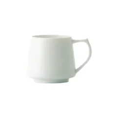 Biely hrnček na kávu a čaj z porcelánu.
