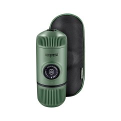 Wacaco Nanopresso v zelenej farbe s pevným obalom. Wacaco Nanopresso v zelenej farbe s pevným obalom.