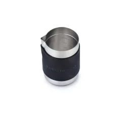 Piens putas krūze Barista & Co Shorty Steel ar 600 ml tilpumu, ideāla perfektas putas sagatavošanai.