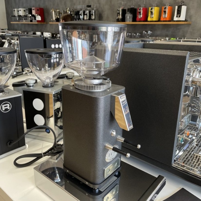 Espressový mlynček ECM C-Manuale 54 anthracite, ideálny na použitie v kancelárii.