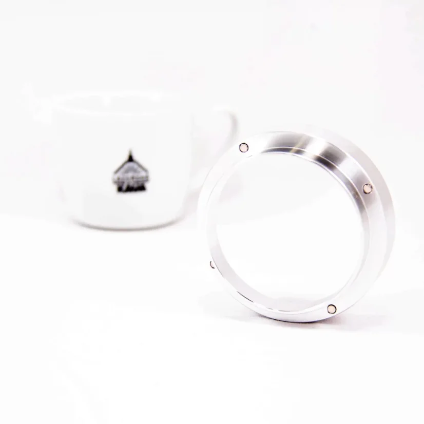Entonnoir argenté de 58 mm reposant sur le bord sur un fond blanc avec une tasse.