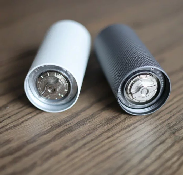 Biely a čierny mlynček Timemore Chestnut C2 Max na ručné mletie kávy.