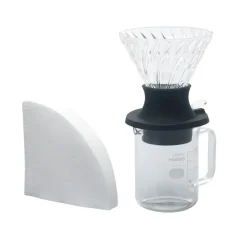 Hario Immersion dripper szett csészével és papír szűrőkkel.