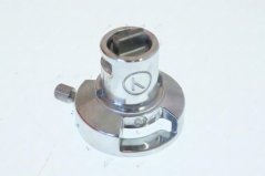 Verchromten sechseckegen Adapter mat engem déifen eckegen Lach, enger geriffelter Schrauf an engem Halte-Erhiewung.
