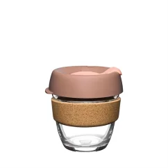 Glas KeepCup Thermobecher mit einem Volumen von 227 ml, beigeem Deckel und Korkgriff vor weißem Hintergrund