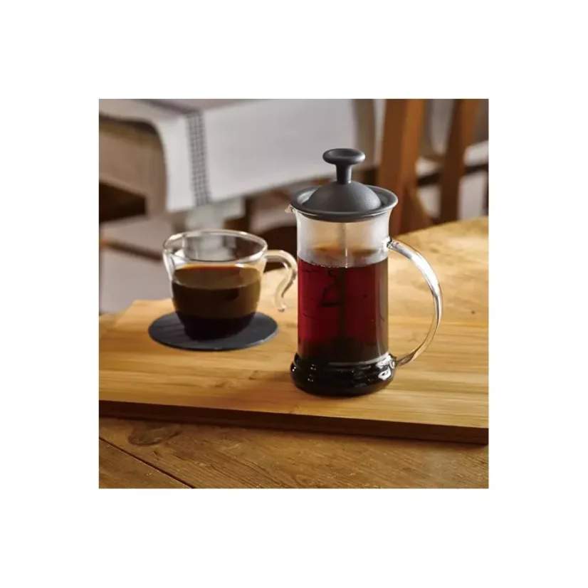 Hario Cafe Press Slim v čiernej farbe o objeme 240 ml je praktický french press s piestom, ideálny na prípravu lahodnej kávy.