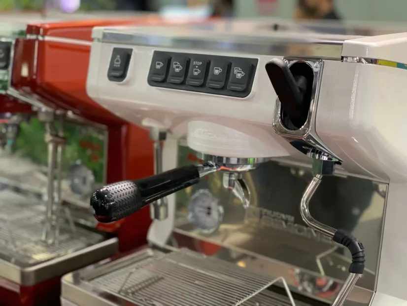 Máquina de café profesional de palanca blanca Nuova Simonelli Appia Life 1GR con un robusto grupo de café.
