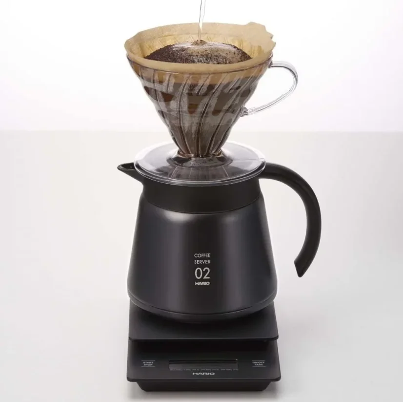Serveur isolé Hario V60-02 en noir d'une capacité de 600 ml, parfait pour garder le café au chaud.