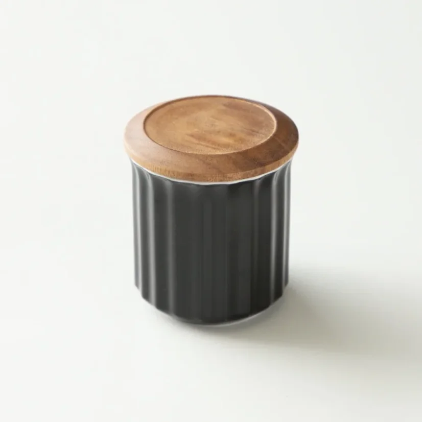 Dóza en porcelaine noire pour le café en origami.