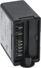 Schwaarz Plastikbox vum Niveauregulator mat enger Rei flaach Stecker an engem Beschriftungsschëld.