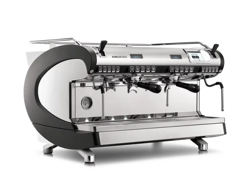 Profesionálny pákový kávovar Nuova Simonelli Aurelia Wave T3 2GR v čiernom prevedení s funkciou prípravy teplého mlieka.
