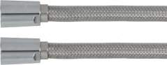 Flexibele Zoufuerschlauch mat Metallgeflecht a verchromte Enner op béide Säiten.