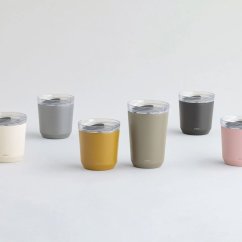 Termohrnček Kinto To Go Tumbler v striebornej farbe s objemom 240 ml, vyrobený z odolného kopolyesteru, ideálny na cesty.