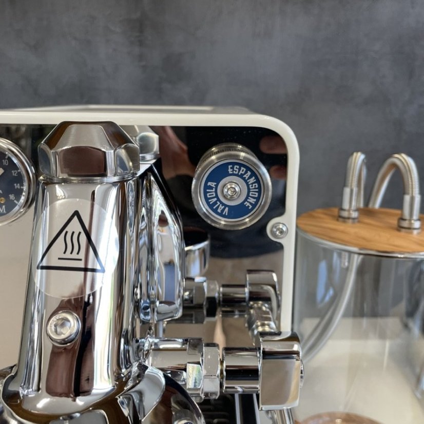 Haus-Espressomaschine ECM Puristika PID Olive mit einem Druck von 9 Bar.