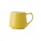 Gelber Origami-Kaffeebecher mit einem Volumen von 320 ml.