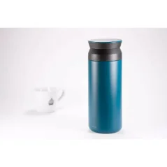 Rozzsdamentes kék termoszüveg 500 ml űrtartalommal fehér háttéren, kávéscsészével Rozzsdamentes kék termoszüveg 500 ml űrtartalommal fehér háttéren, kávéscsészével
