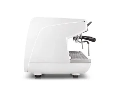 Macchina da caffè professionale a leva Nuova Simonelli Appia Life 3GR in colore bianco con capacità giornaliera di 300 caffè.