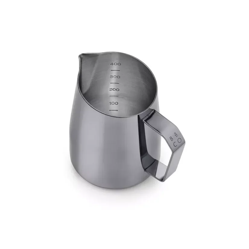 Pohľad do nerezovej kanvice značky Barista a Co In Milk Pitcher 420ml v čiernom prevedení