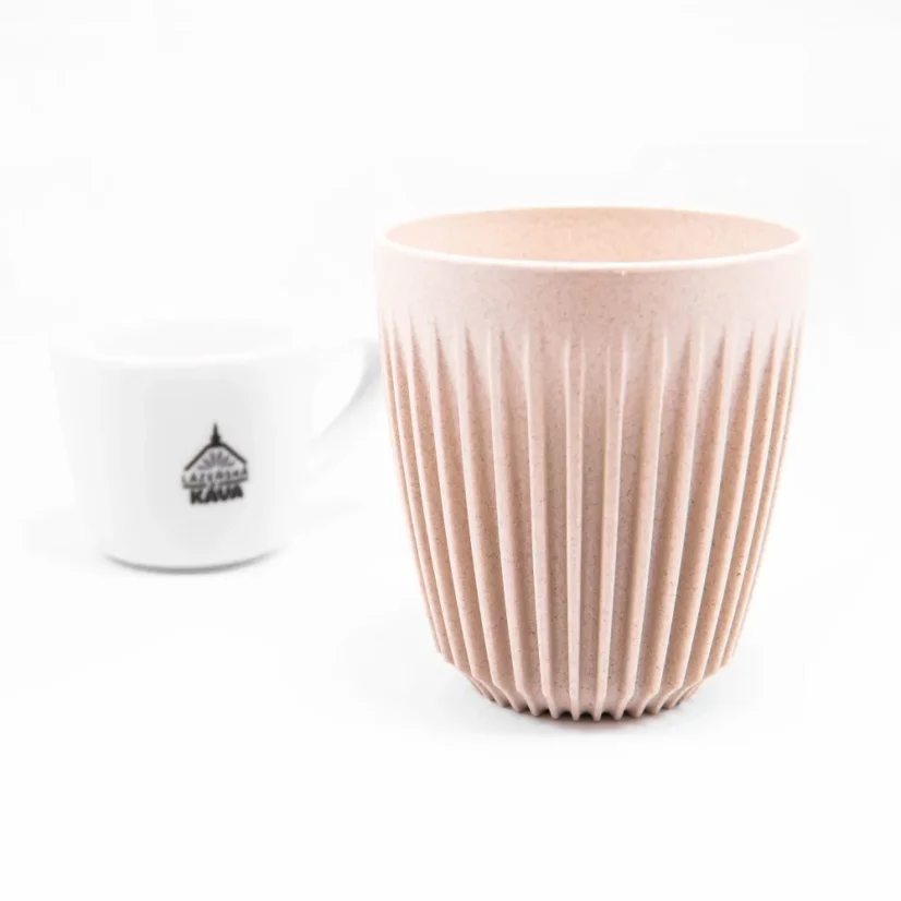 Gobelet beige Huskee Natural avec une tasse de café