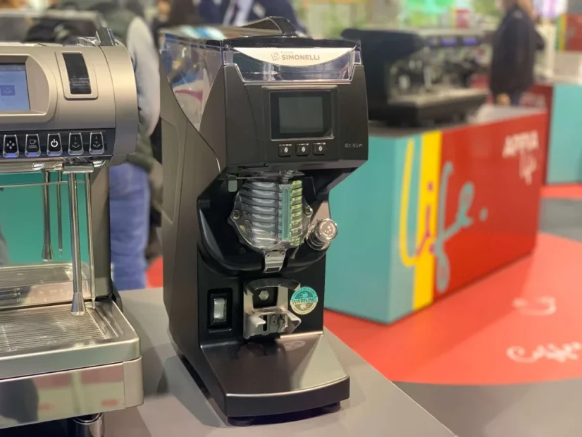 Espresso mlynček na kávu Nuova Simonelli GX85 v čiernej farbe, ideálny na použitie v hoteli.