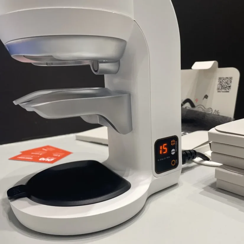 Automatický tampovač Puqpress Mini 58,3 mm v bielej farbe, kompatibilný s kávovarom ECM Puristika PID.