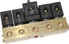 Messing-Verdeelerblock mat fënnef ugeschraufte schwaarze elektromagnetesche Spulle a Konnektoren.