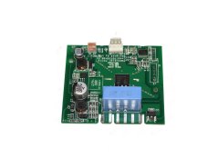 Gréng elektronesch Plack mat Leiterbunnen, Chips an engem wäisse Steckverbinder. Gréng elektronesch Plack mat Leiterbunnen, Chips an engem wäisse Steckverbinder.