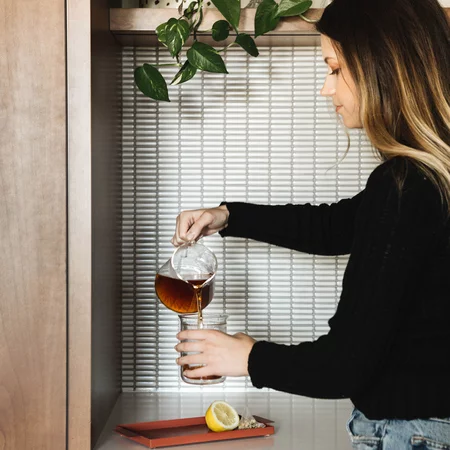 Konvica na kávu Fellow Mighty Small Glass Carafe s objemom 500 ml v priehľadnom prevedení.