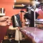 Barista qui mousse le lait dans une cruche noire Barista & Co Dial In d'une capacité de 600ml. Barista qui mousse le lait dans une cruche noire Barista & Co Dial In d'une capacité de 600ml.