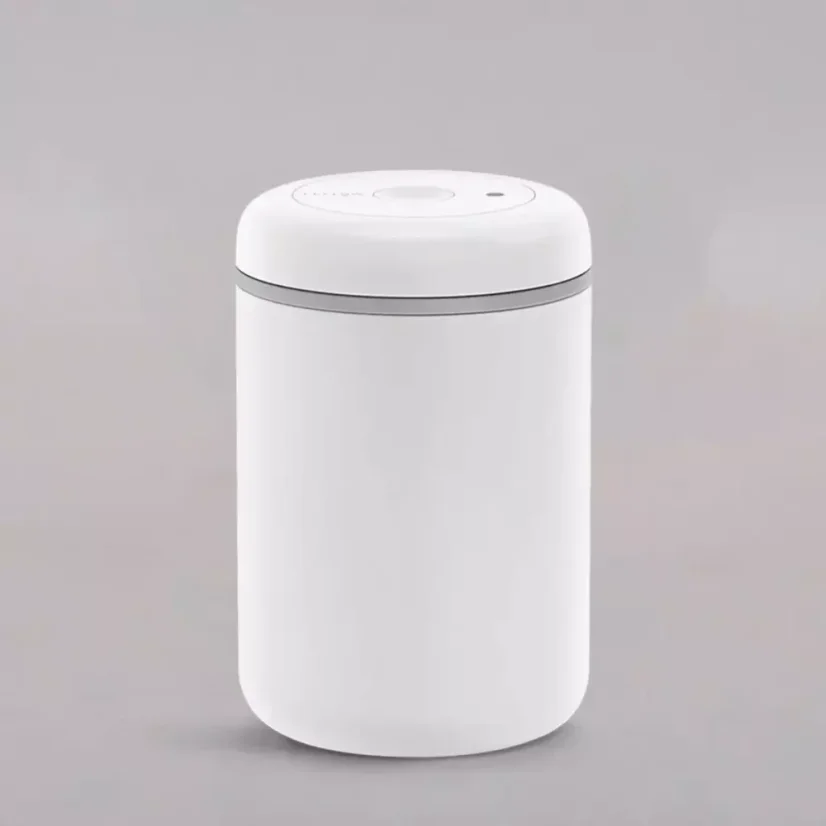The white vacuum coffee canister Atmos with a volume of 1200 ml is the perfect solution for storing up to 450 g of fresh coffee.