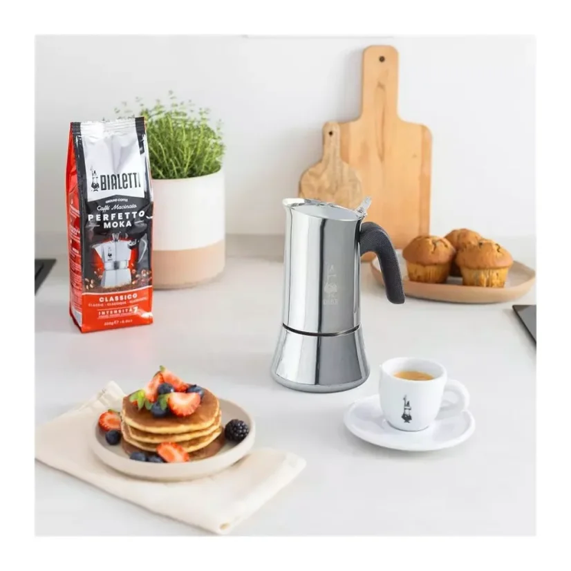 A Bialetti New Venus egy moka kávéfőző, amely 6 csésze kávé elkészítésére szolgál, és ideális indukciós fűtőforrásokhoz.