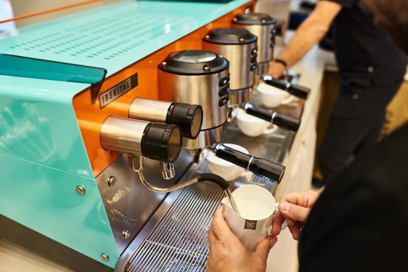 Professional espresso machine Iberital Vista 2GR Colour with a power of 4200 W.
