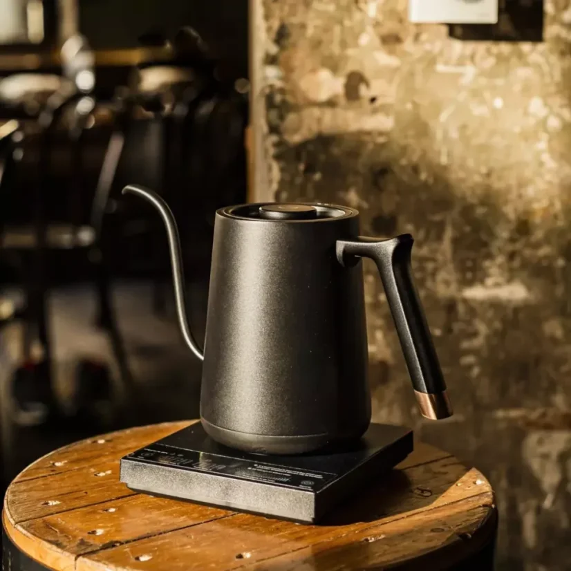 Bouilloire électrique noire Timemore Mini Fish Smart Pour Over Thin d'une capacité de 600 ml, idéale pour préparer du café.