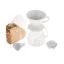 Set Hario V60-02 en céramique de couleur blanche avec dripper en céramique, carafe en verre, couvercle en plastique, doseur et filtres en papier brun.