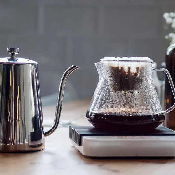 Préparation du café filtré dans un décanteur en verre Trinity Origin
