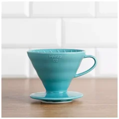 Ekspres do kawy Hario V60-02 w pięknym turkusowym kolorze wykonany jest z wysokiej jakości porcelany i dostarczany jest z 40 filtrami. Ekspres do kawy Hario V60-02 w pięknym turkusowym kolorze wykonany jest z wysokiej jakości porcelany i dostarczany jest z 40 filtrami.
