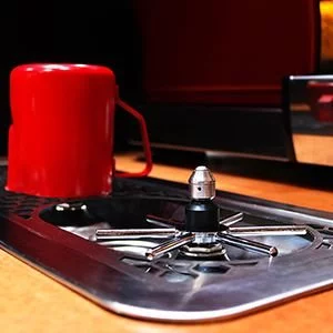 Rhinowares 600 Spinjet avec une carafe à lait rouge.