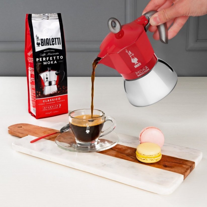 A Bialetti Moka Induction kávéfőzőből származó kávé tálalása egy átlátszó bögrébe.