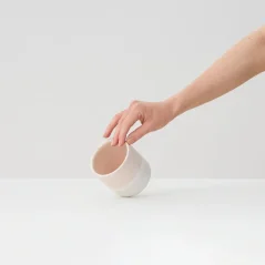 Porcelain Aoomi Dust Mug 01 with a 400 ml capacity in an elegant design.