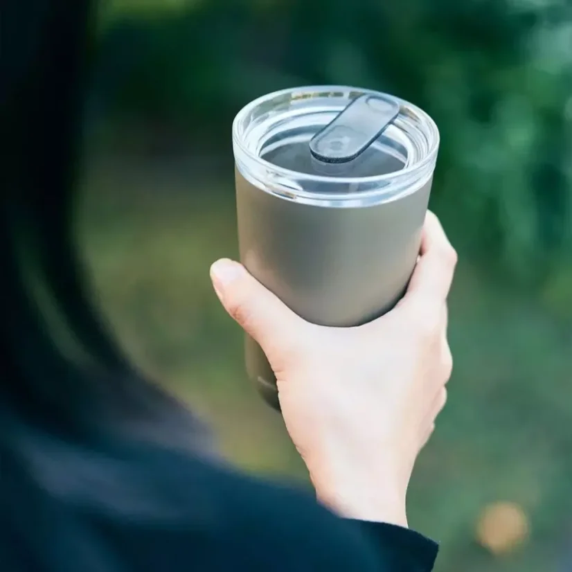 Design élégant et intemporel du tumbler Kinto To Go d'une capacité de 360 ml.