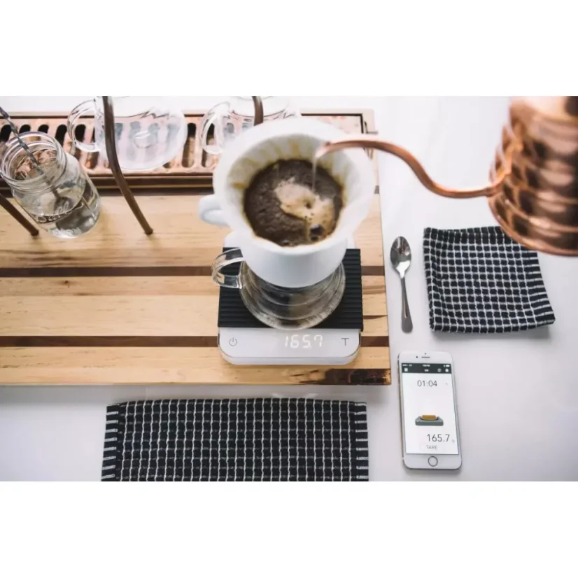 Les balances numériques Acaia Pearl en blanc sont idéales pour préparer des boissons à base de café avec des méthodes alternatives.